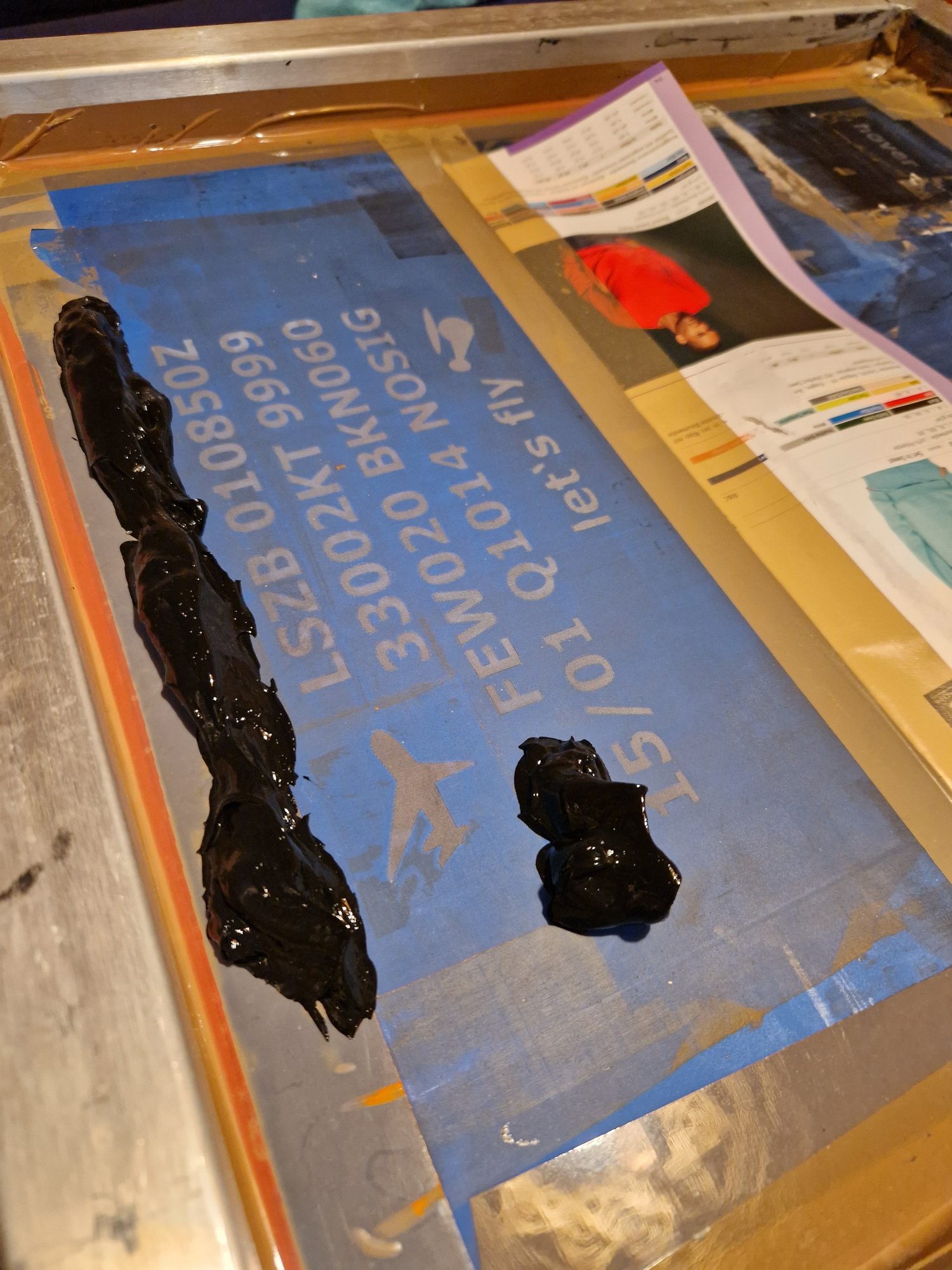 Sieb mit der Druckschablone des Motivs «METAR» und schwarzer Druckfarbe